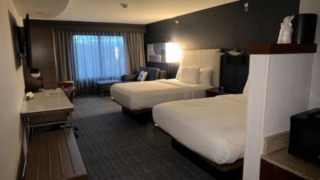 Postel nebo postele na pokoji v ubytování Courtyard by Marriott Kingston