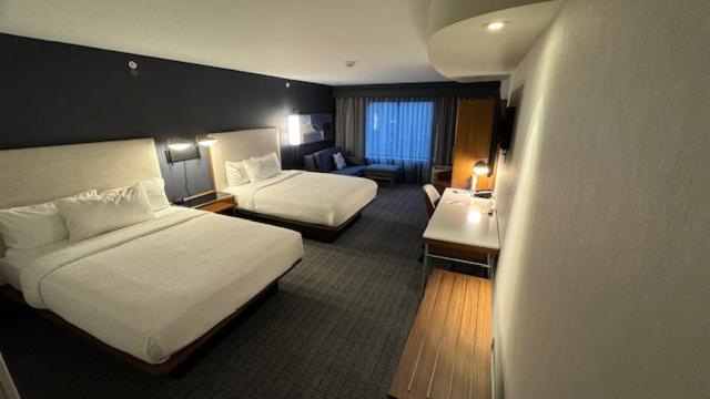 Postel nebo postele na pokoji v ubytování Courtyard by Marriott Kingston