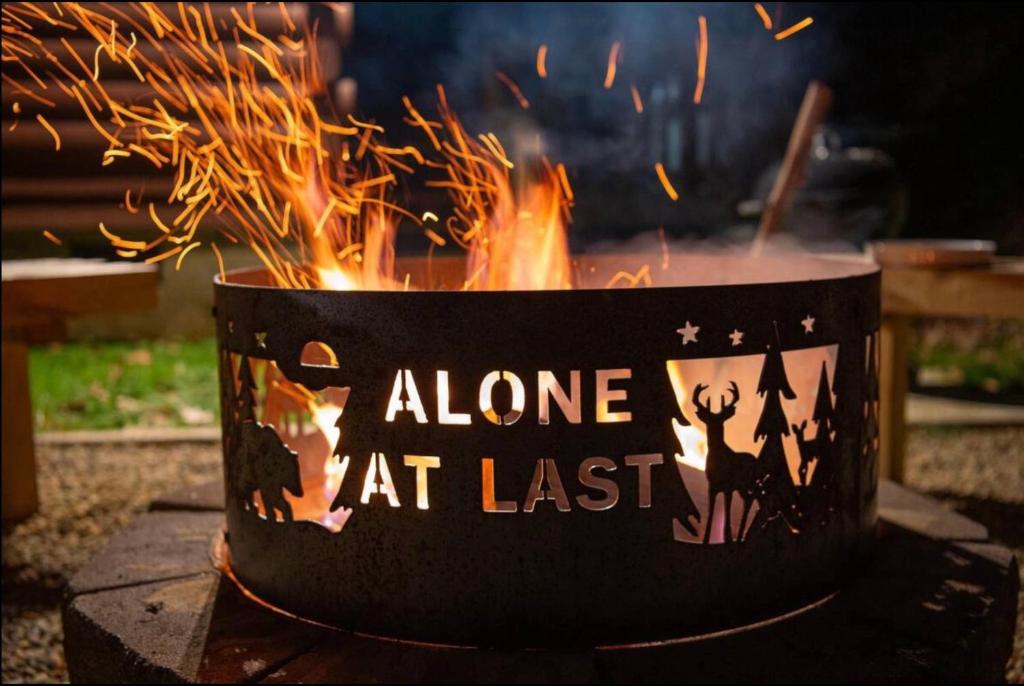 un braciere con un cartello che recita "solo xat last" di Alone At Last a Townsend