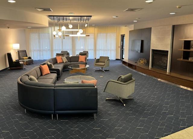 Posezení v ubytování Courtyard by Marriott Kingston