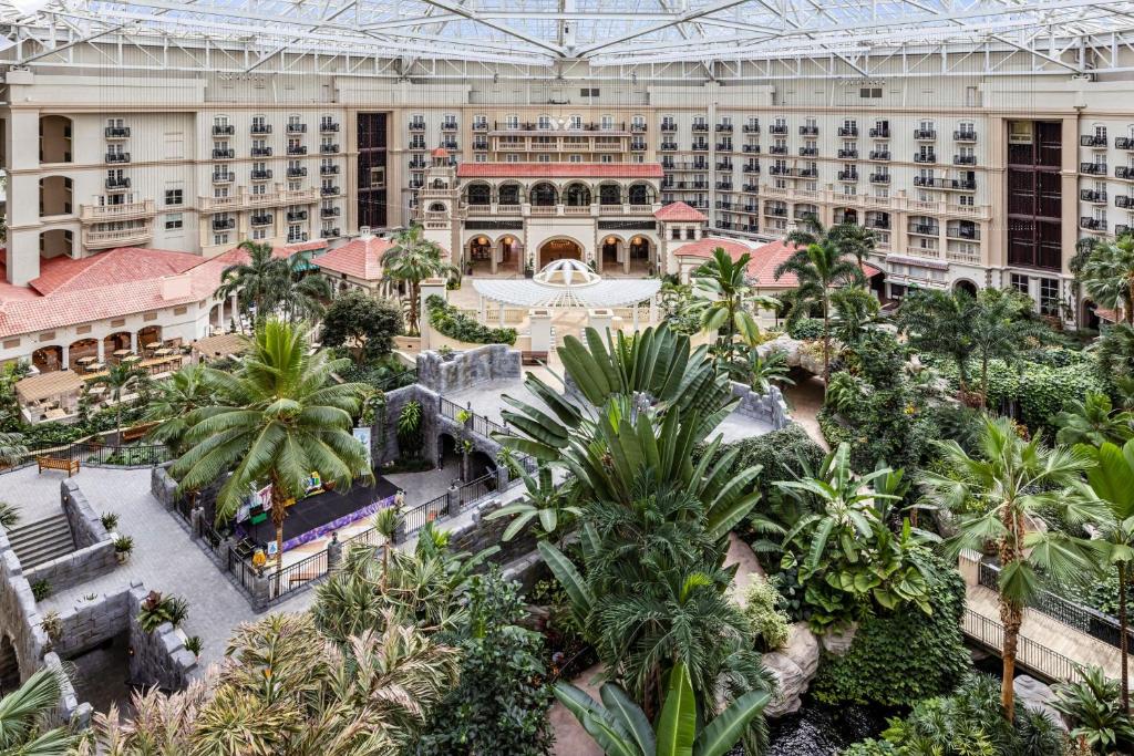 une cour intérieure d'un grand bâtiment avec des palmiers dans l'établissement Gaylord Palms Resort & Convention Center, à Orlando