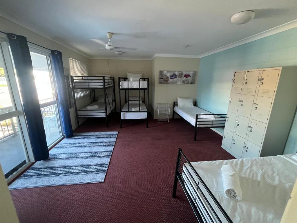 Postel nebo postele na pokoji v ubytování Seaside Lodge Hostel Townsville- right next to coles, 2 mins walk to strand & CBD- Passport required