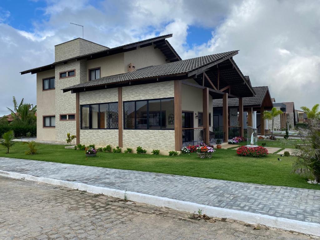 a house with a lot of windows at Casa de Campo em Bananeiras-PB in Bananeiras