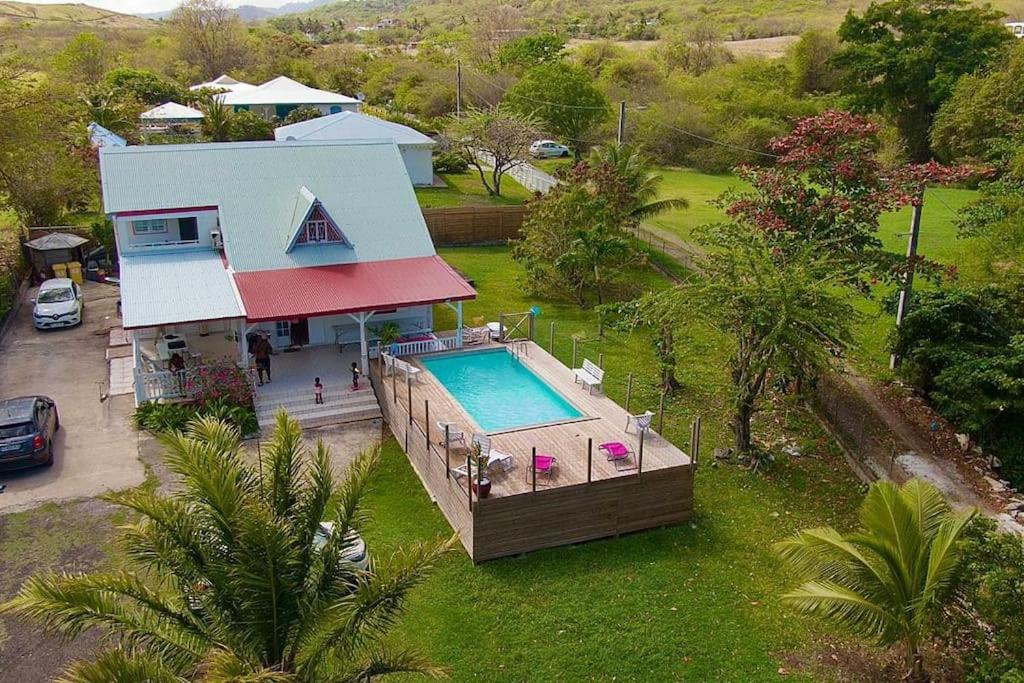 uma vista superior de uma casa com piscina em VILLA PISCINE PLEIN SUD MARTINIQUE ALIZESDESCAPS em Sainte-Anne