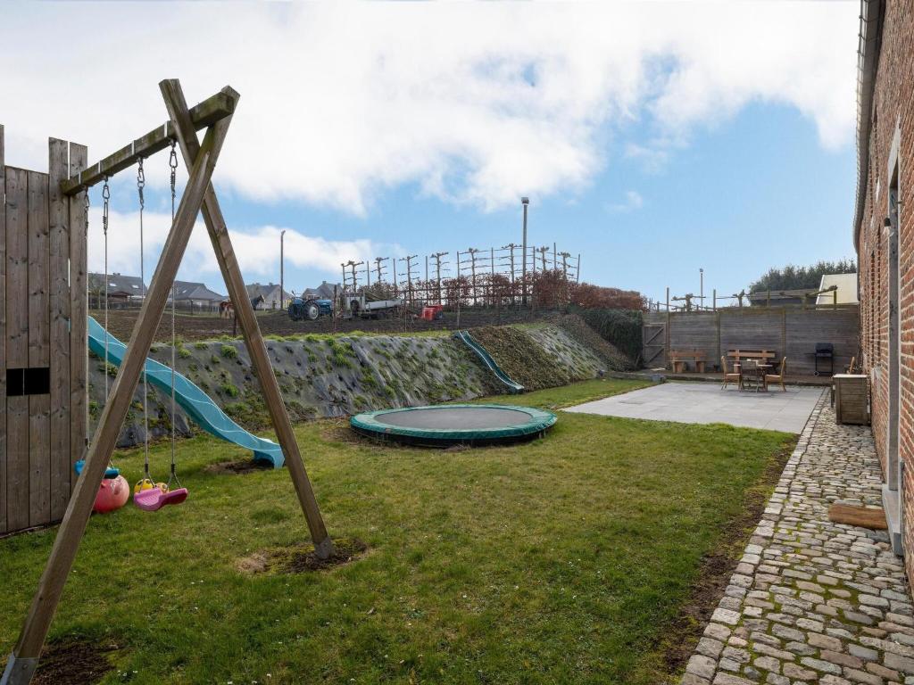 Herní místnost nebo prostor pro děti v ubytování Farmhouse in Limburg with Riding School