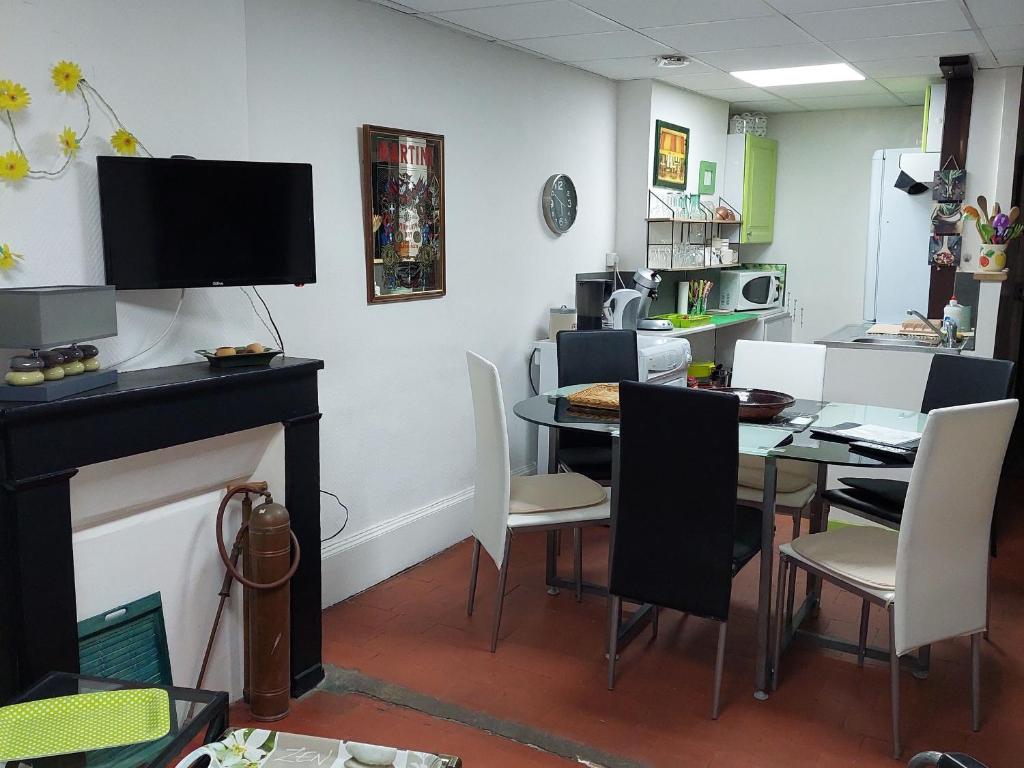 Charmant gîte avec 2 chambres, cour partagée, Wifi et animaux acceptés - FR-1-586-14 - Holiday Home (4 Adults)