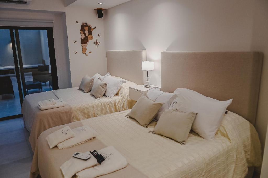 Una cama o camas en una habitación de Alcazar Suites Premium