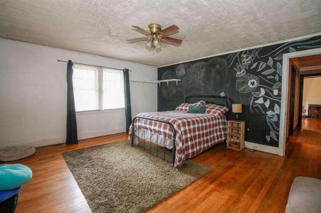 - une chambre avec un lit et un ventilateur de plafond dans l'établissement La Dolce Vita, à Richmond