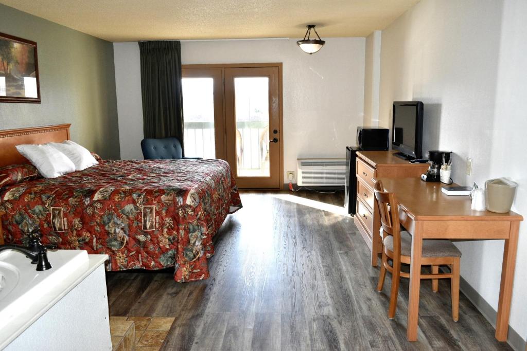 Кровать или кровати в номере Grand Smokies Resort Lodge Pigeon Forge