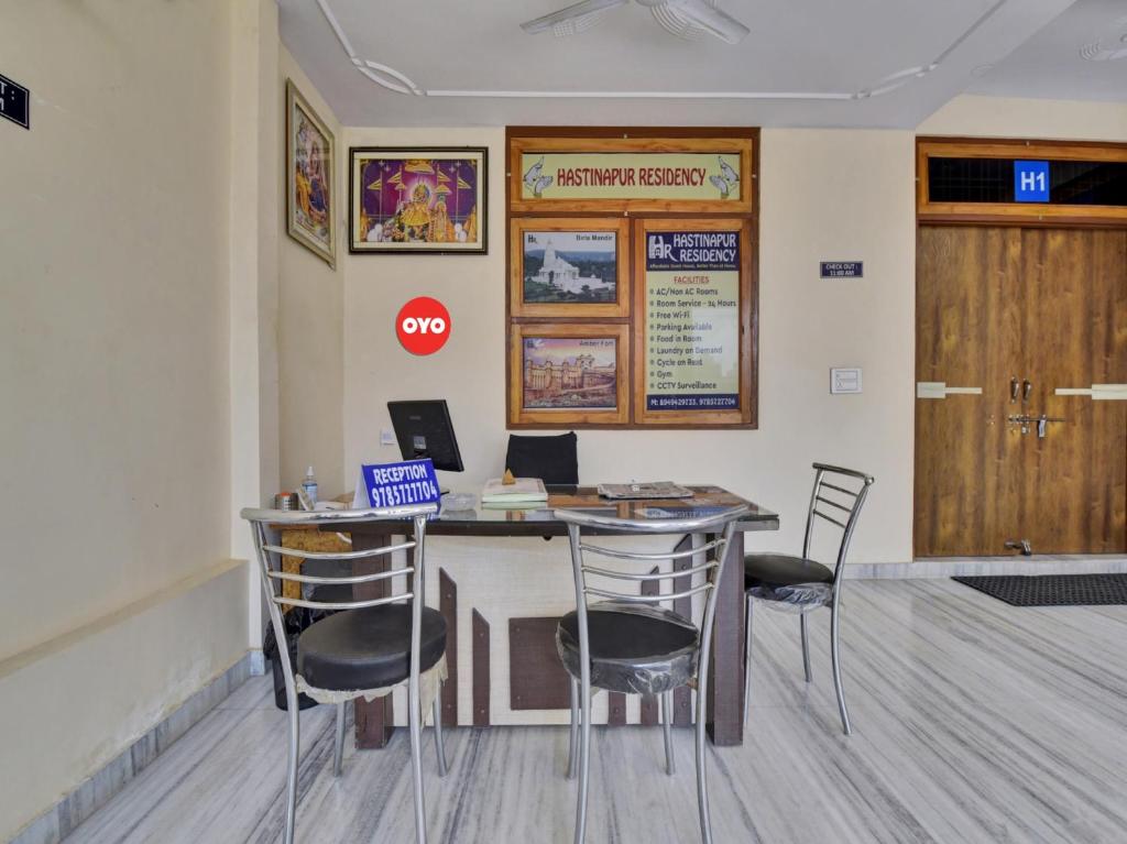 齋浦爾的住宿－OYO Flagship Hotel Hastinapur Residency，办公室配有桌椅和电脑
