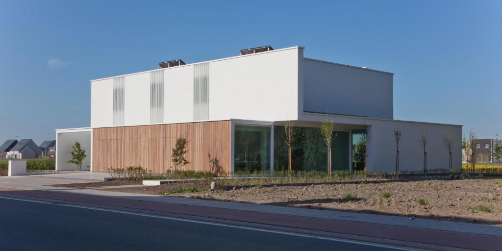 a building on the side of a road at Nimis in Ostend