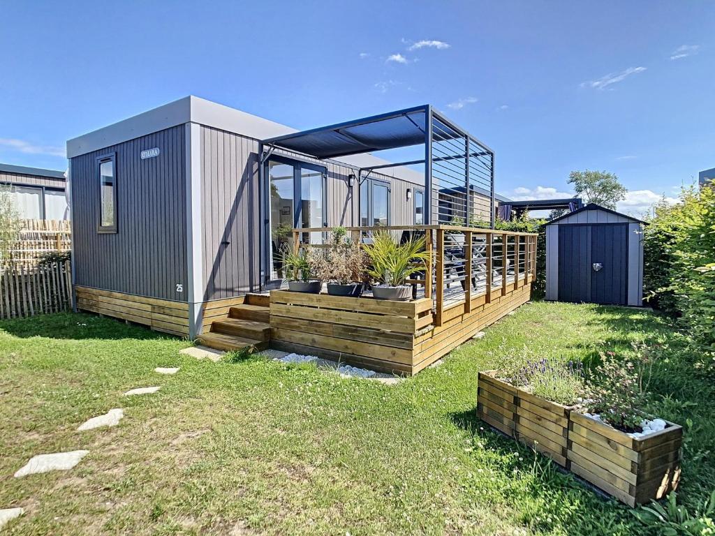 Photo de la galerie de l'établissement Mobil-home Grand Confort 4 pers: piscine chauffée, près de la plage, parking inclus - FR-1-361A-48, à Jullouville