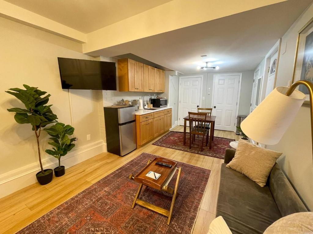 Dapur atau dapur kecil di Renovated Studio, Near Hospitals, Mbta
