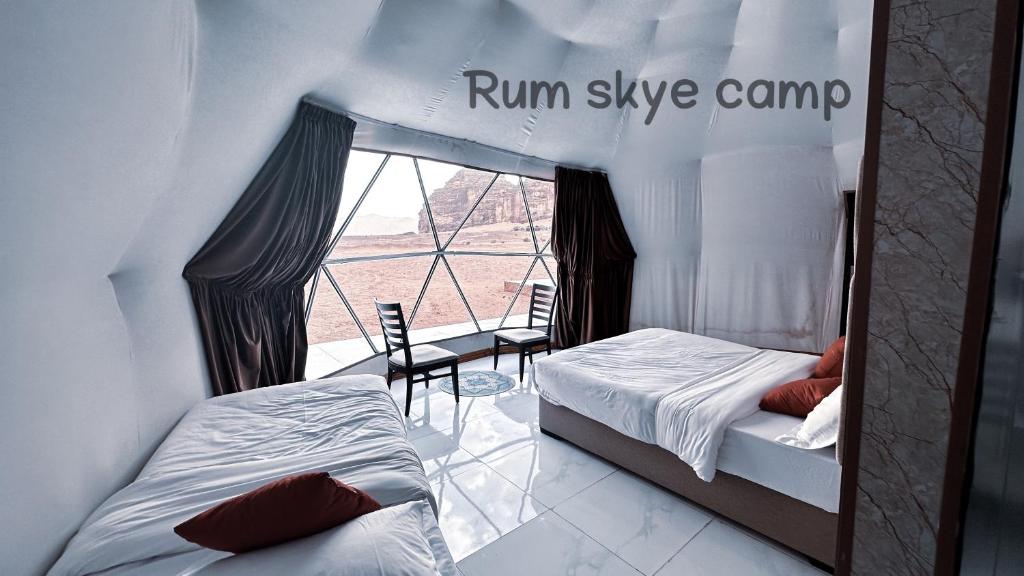 2 camas individuales en una habitación con espejo en Rum Skye camp en Wadi Rum