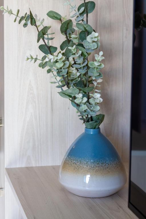 Downtown Delight: Studio at 8 Wilmer with Backyard - Resim 10