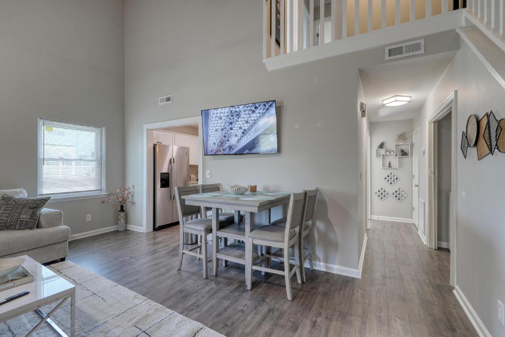 - un salon et une salle à manger avec une table et des chaises dans l'établissement 1408 Perrin Dr, Unit A - Ocean Walk Sleeps 8, à Myrtle Beach