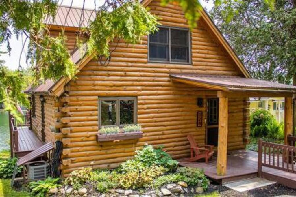une cabane en rondins avec une véranda et un banc dans l'établissement Lake Moraine Home #6 Near Colgate University, à Hamilton