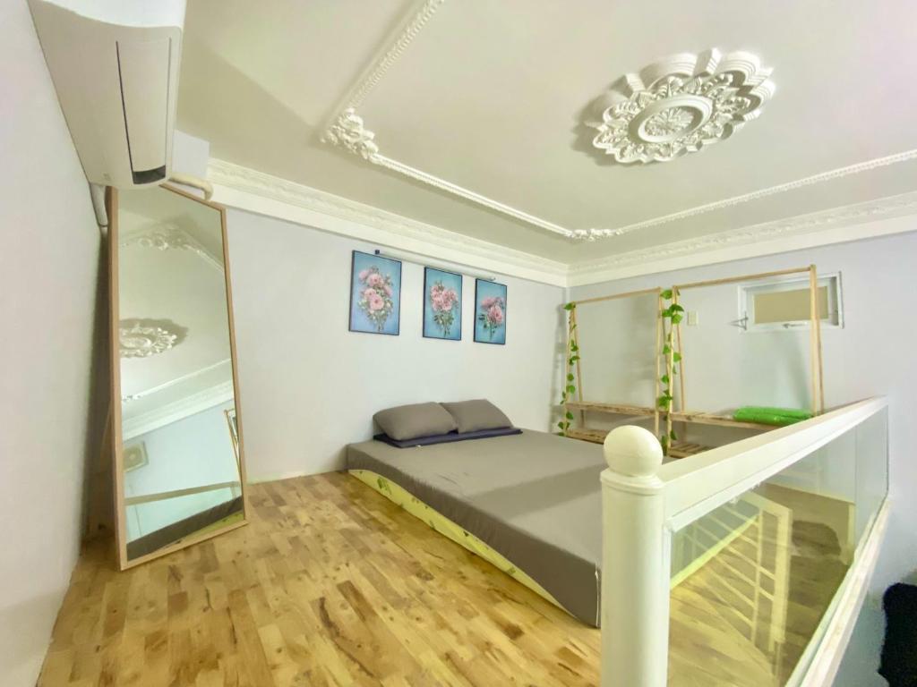 - une chambre avec un lit et un lustre dans l'établissement Chiip House, à Hô-Chi-Minh-Ville