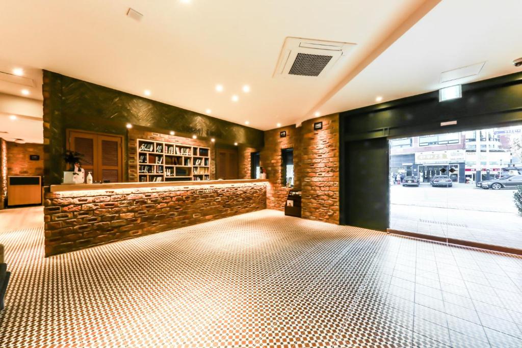 a room with a brick wall and a dance floor at 호텔 소설스미스( Hotel Soseol Smith) in Cheonan