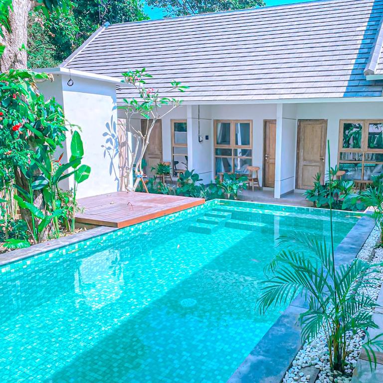 Bazén v ubytování Manuver Surf And Stay Uluwatu Bali nebo v jeho okolí