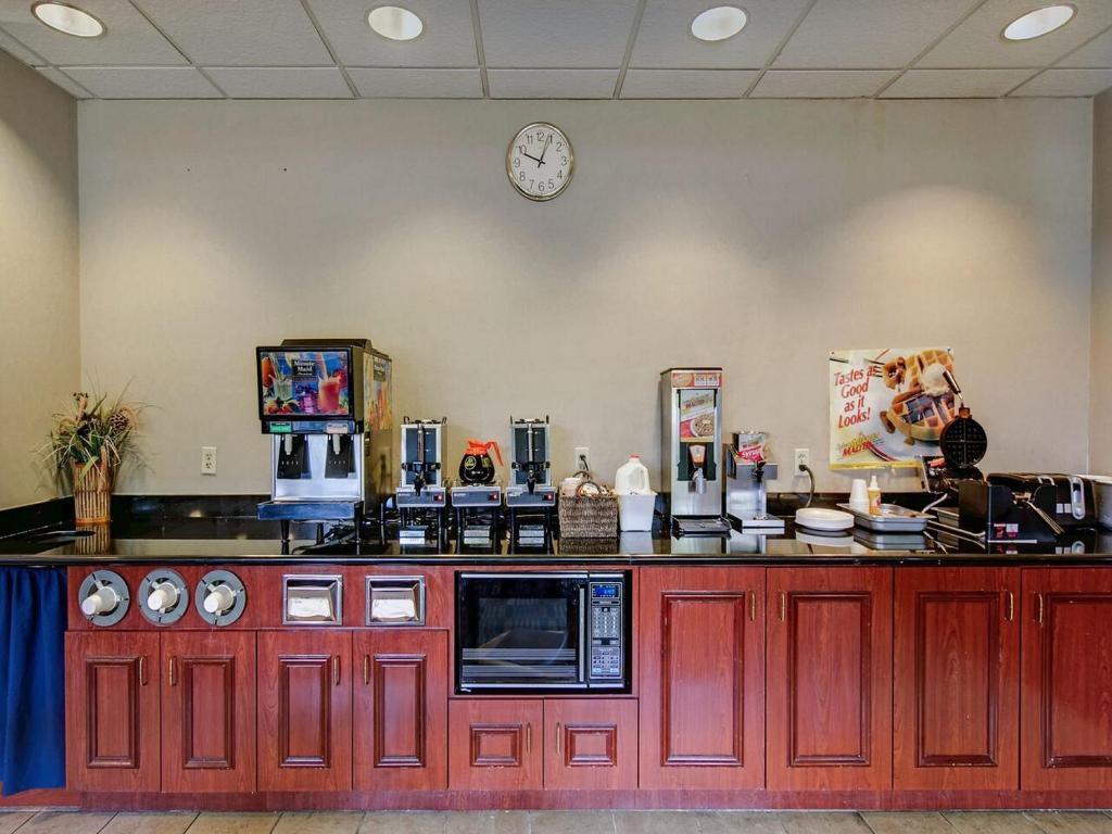 Příslušenství pro přípravu čaje a kávy v ubytování Scottish Inn Whippany
