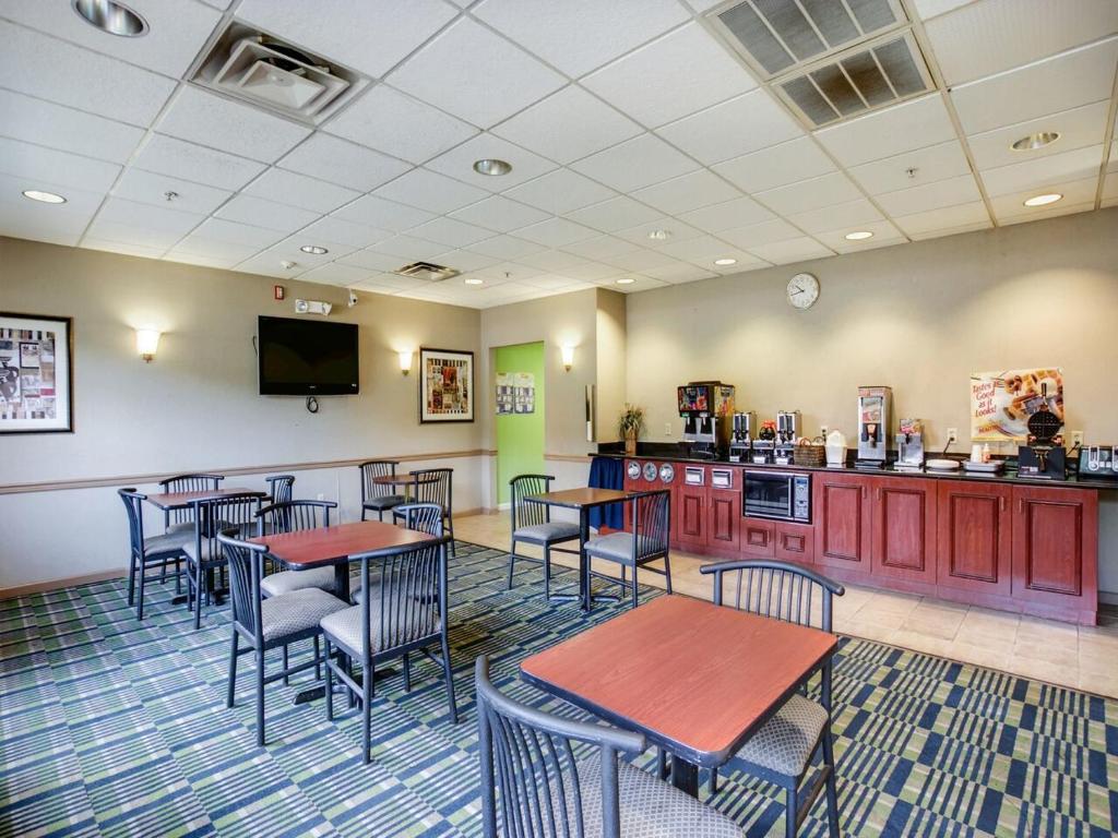 TV a/nebo společenská místnost v ubytování Scottish Inn Whippany