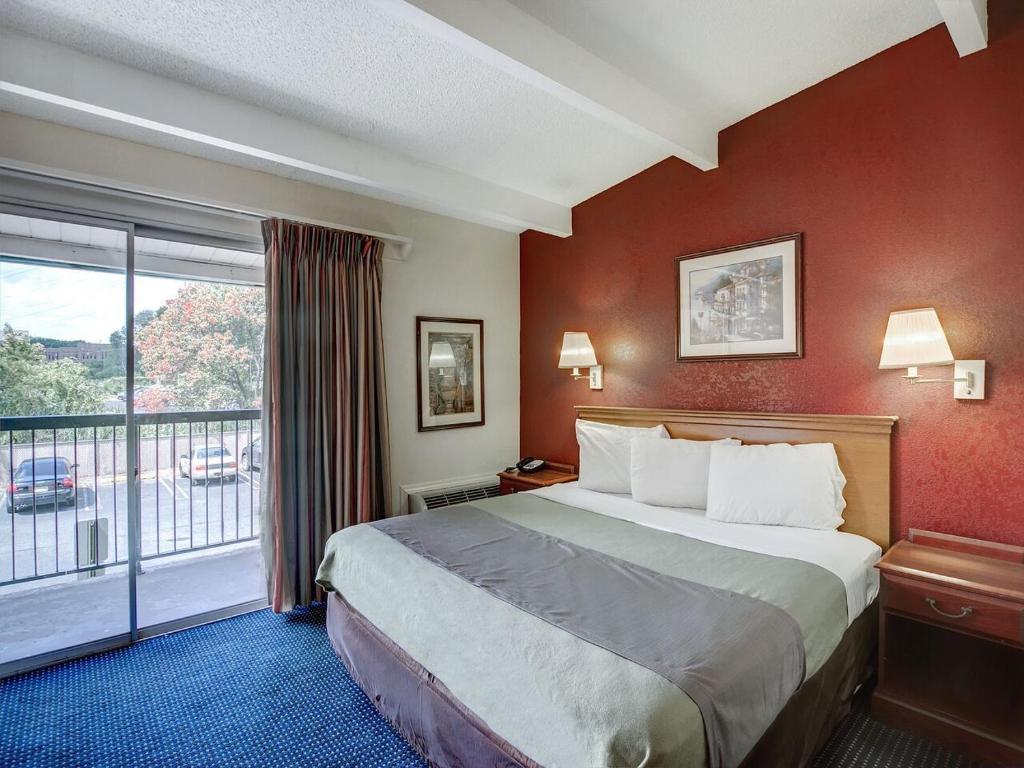 Postel nebo postele na pokoji v ubytování Scottish Inn Whippany