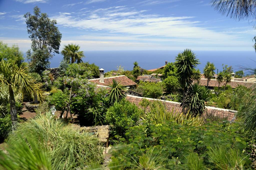 uma vista para o jardim a partir da casa em Finca El Lance em Tanque