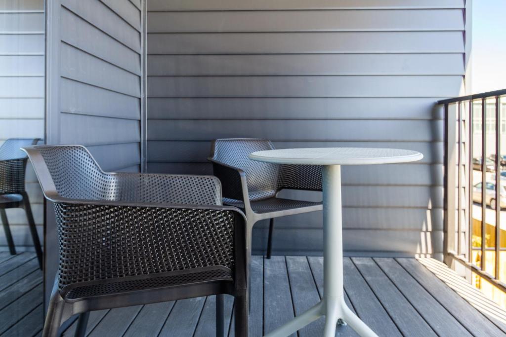 Explore from 8 Wilmer: Upper Level Cozy Studio - Resim 12