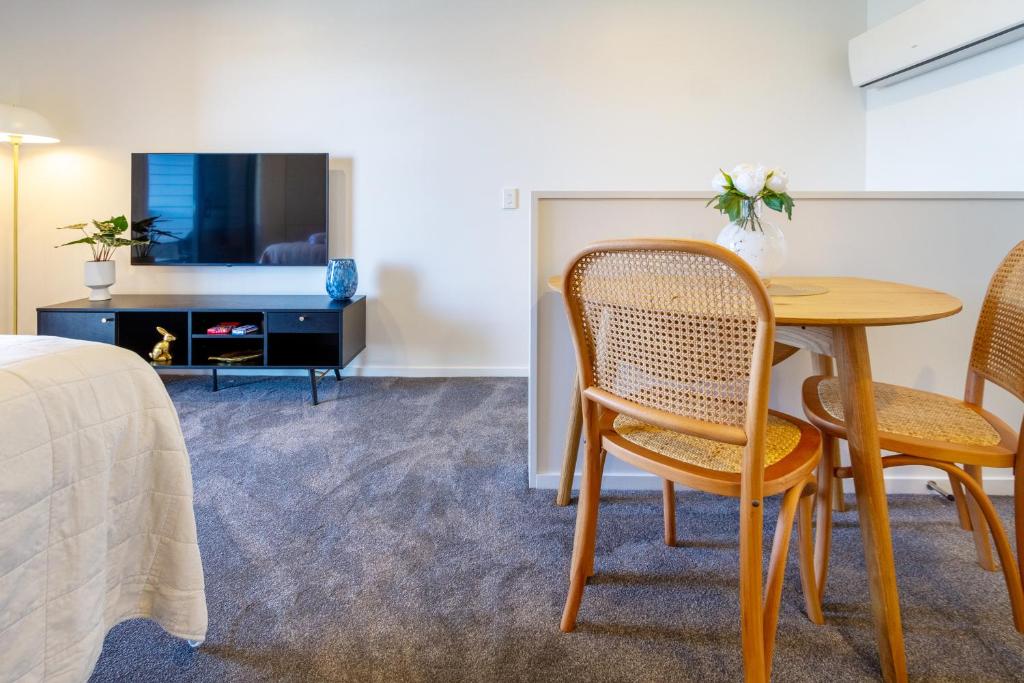 Explore from 8 Wilmer: Upper Level Cozy Studio - Resim 16