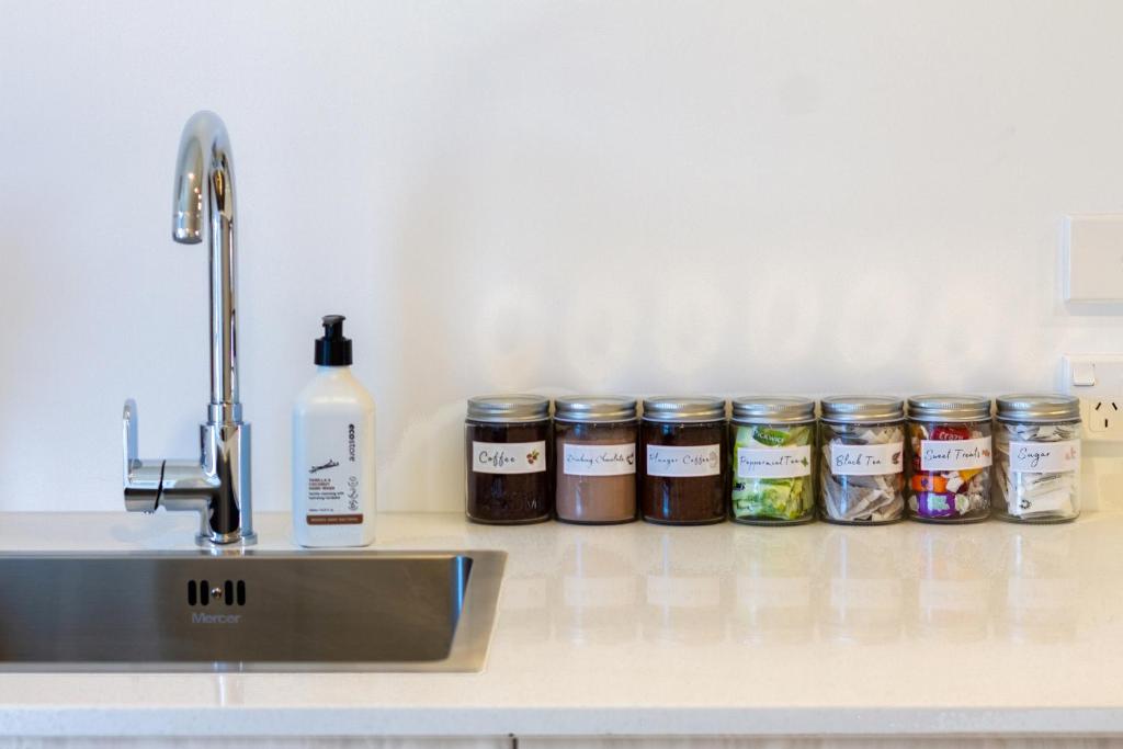 Explore from 8 Wilmer: Upper Level Cozy Studio - Resim 18