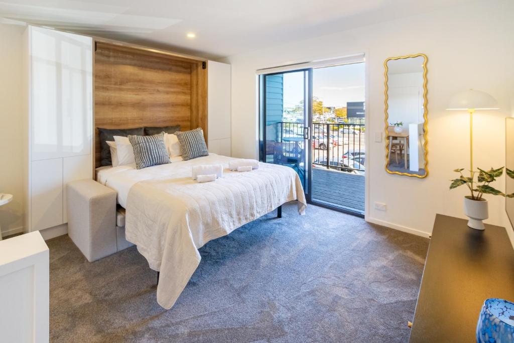 Explore from 8 Wilmer: Upper Level Cozy Studio - Resim 1