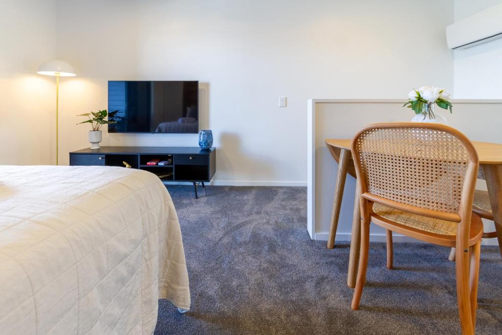 Explore from 8 Wilmer: Upper Level Cozy Studio - Resim 5