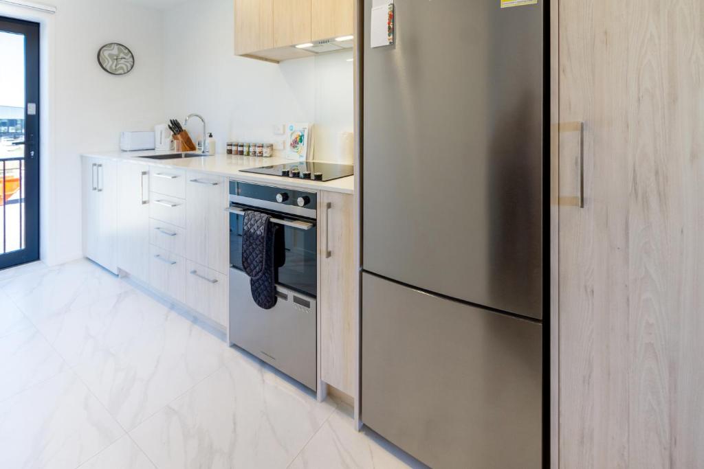 Explore from 8 Wilmer: Upper Level Cozy Studio - Resim 10