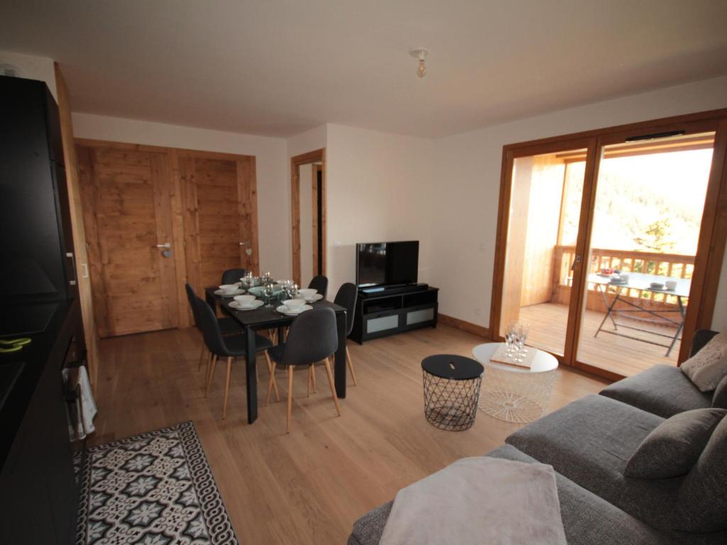 un salon avec une table et une salle à manger dans l'établissement Les Saisies - Appartement 6 pers, WiFi, Parking, équipements neufs - FR-1-293-398, à Hauteluce