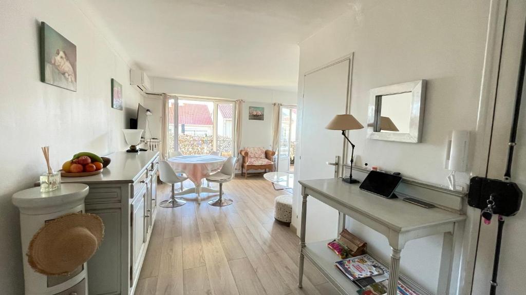 - une cuisine avec un réfrigérateur et une table dans la chambre dans l'établissement 3 Pieces Agreable, Confortable, à Cannes