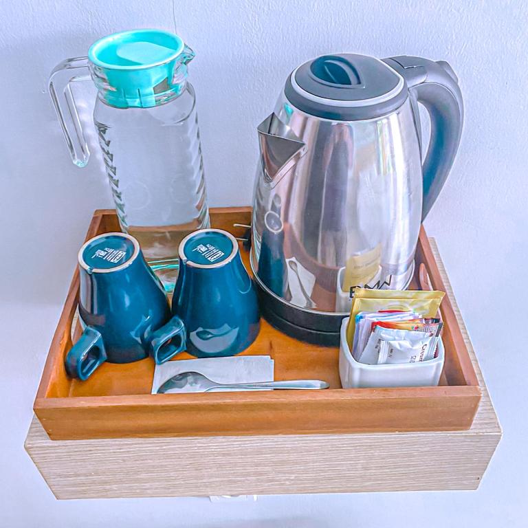 Příslušenství pro přípravu čaje a kávy v ubytování Manuver Surf And Stay Uluwatu Bali