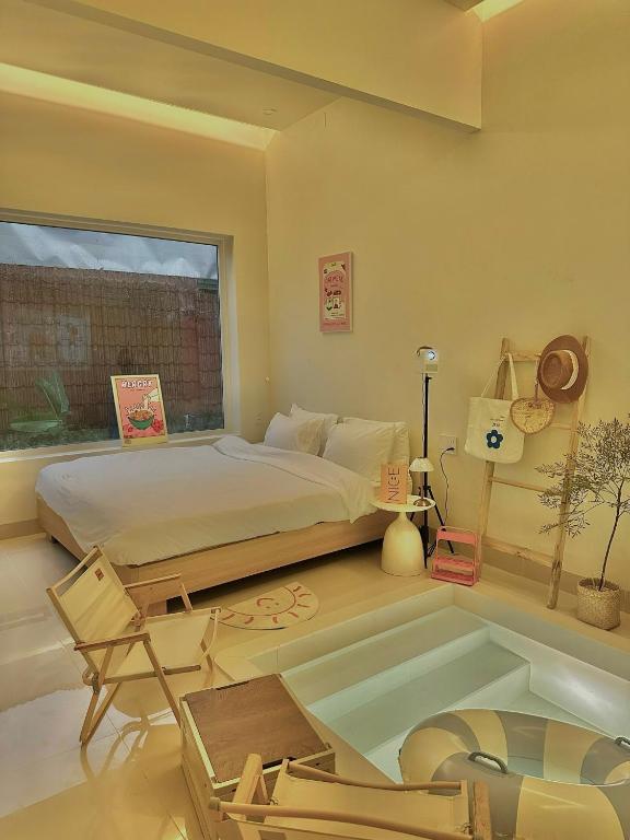 ein Schlafzimmer mit einem Bett und einem großen Fenster in der Unterkunft Jeju Homestay in Hue