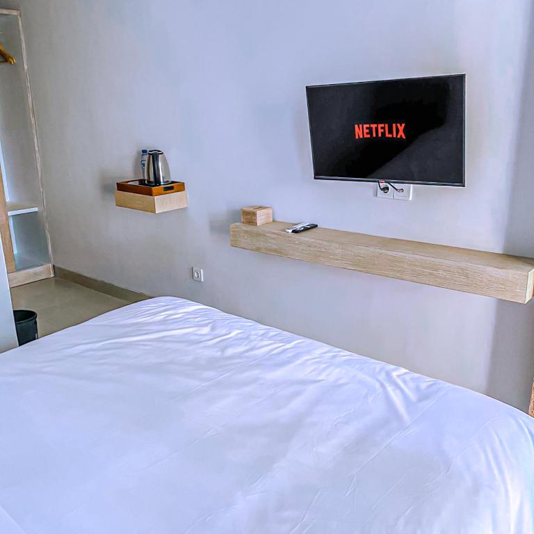 TV a/nebo společenská místnost v ubytování Manuver Surf And Stay Uluwatu Bali