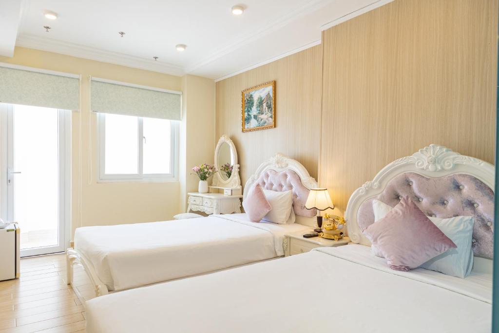 Giường trong phòng chung tại Happy Star Hotel Nha Trang