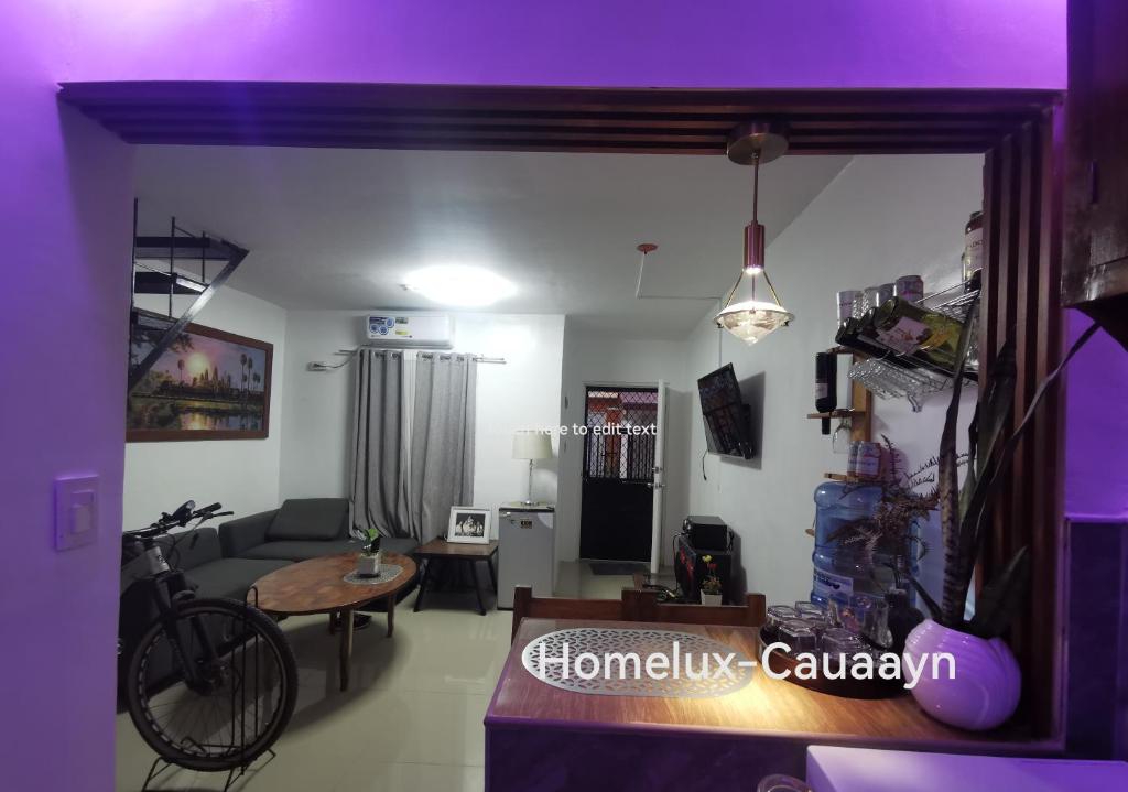 sala de estar con sofá y mesa en Homelux Transient House en Ciudad de Cauayán