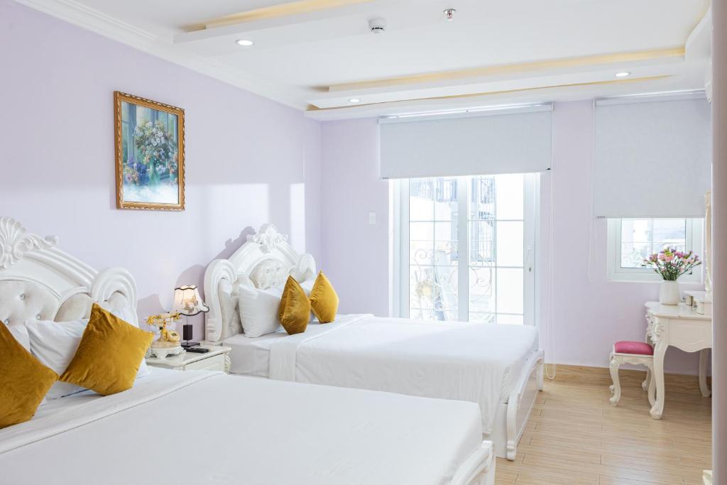 Giường trong phòng chung tại Happy Star Hotel Nha Trang