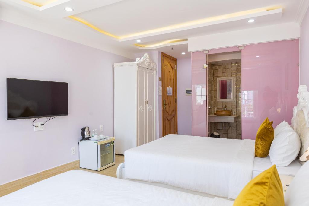 Giường trong phòng chung tại Happy Star Hotel Nha Trang