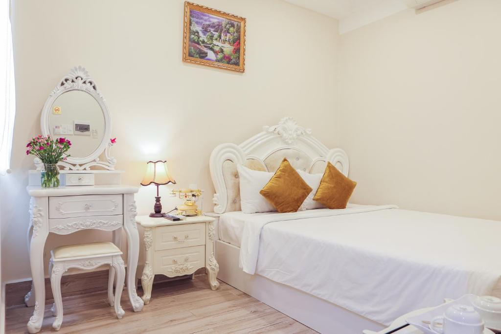 Giường trong phòng chung tại Happy Star Hotel Nha Trang