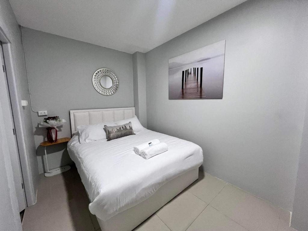 Een bed of bedden in een kamer bij Luna hotel สถานีดอนเมือง