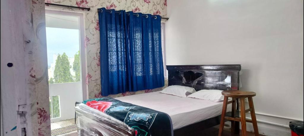 Säng eller sängar i ett rum på Royal great Friendly Room's Banjara hills 7