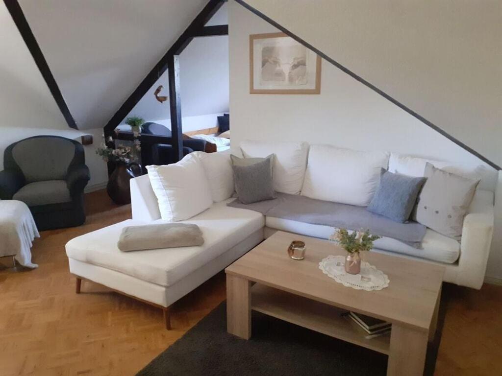 sala de estar con sofá blanco y mesa en "Lake view" Modern retreat, en Torgelow am See