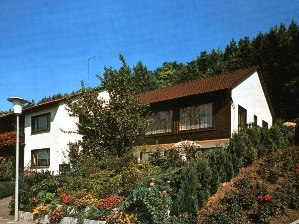 een wit huis met een bruin dak bij Holiday home Blumenhain in Bad Wünnenberg