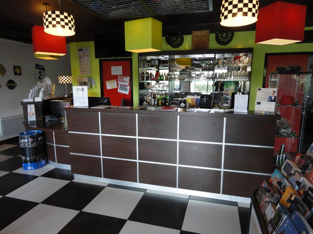 Lounge nebo bar v ubytování Enzo Hotels Vierzon by Kyriad Direct