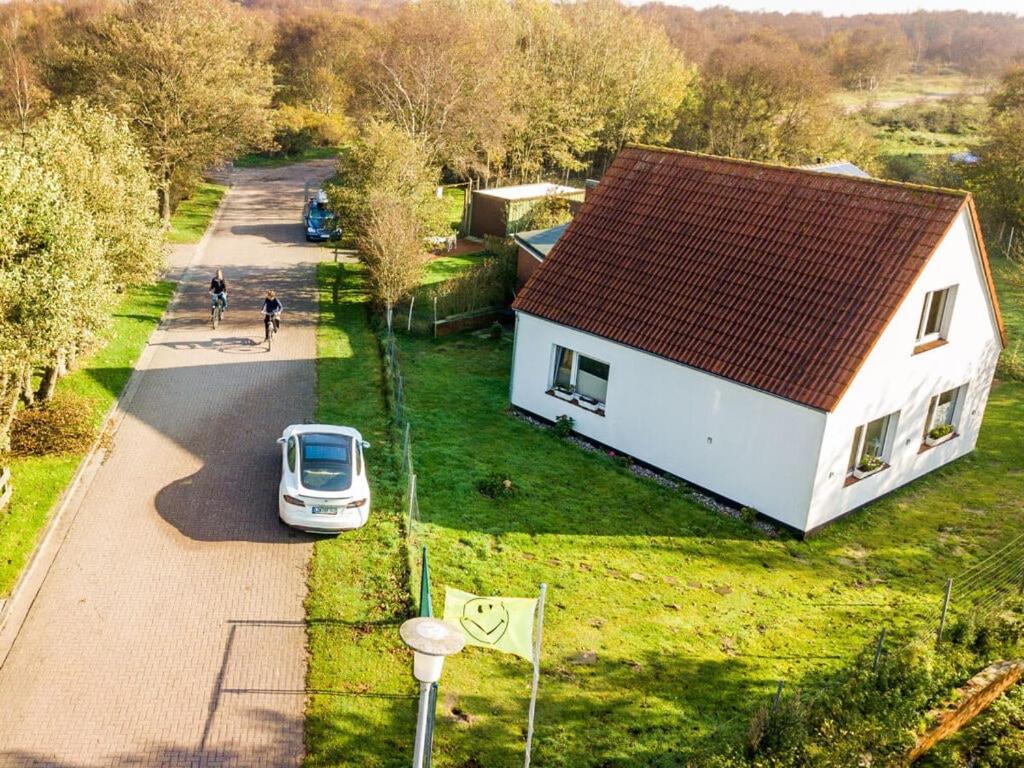 een luchtzicht op een wit huis en een auto bij Borkum Freedom 1 in Borkum